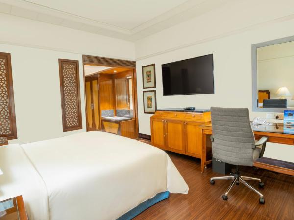 Hyderabad Marriott Hotel & Convention Centre : photo 4 de la chambre hébergement lit king-size de luxe avec baignoire