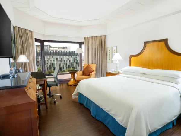 Hyderabad Marriott Hotel & Convention Centre : photo 5 de la chambre hébergement lit king-size de luxe avec baignoire