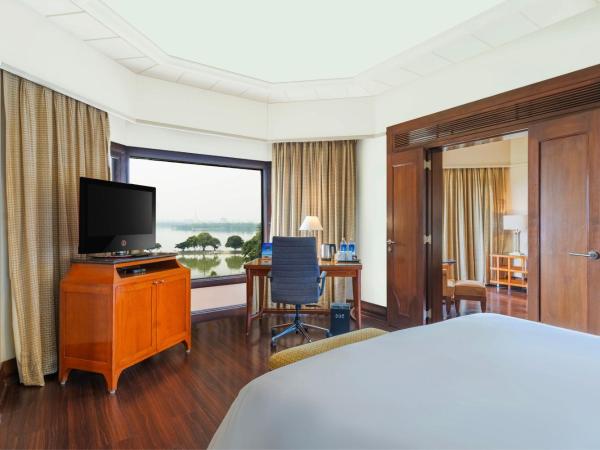 Hyderabad Marriott Hotel & Convention Centre : photo 10 de la chambre deluxe suite lake view with bathtub