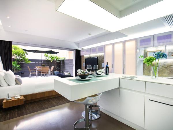 V Wanchai : photo 1 de la chambre chambre lit queen-size - vue sur jardin