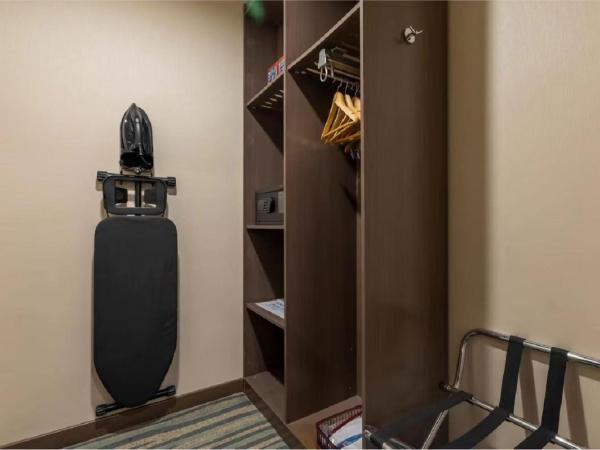 Holiday Inn Express Shenyang North Station, an IHG Hotel : photo 6 de la chambre suite lit king-size - vue sur atrium