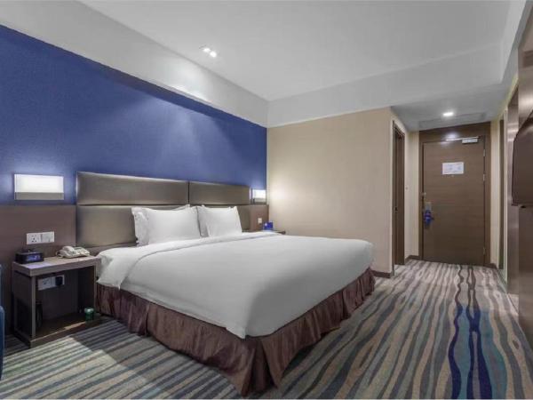 Holiday Inn Express Shenyang North Station, an IHG Hotel : photo 3 de la chambre suite lit king-size - vue sur atrium