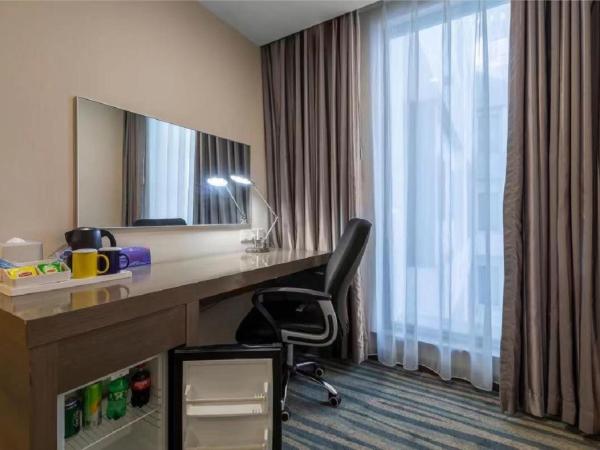 Holiday Inn Express Shenyang North Station, an IHG Hotel : photo 2 de la chambre suite lit king-size - vue sur atrium