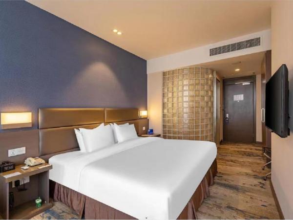 Holiday Inn Express Shenyang North Station, an IHG Hotel : photo 5 de la chambre 1 king suite coin building view