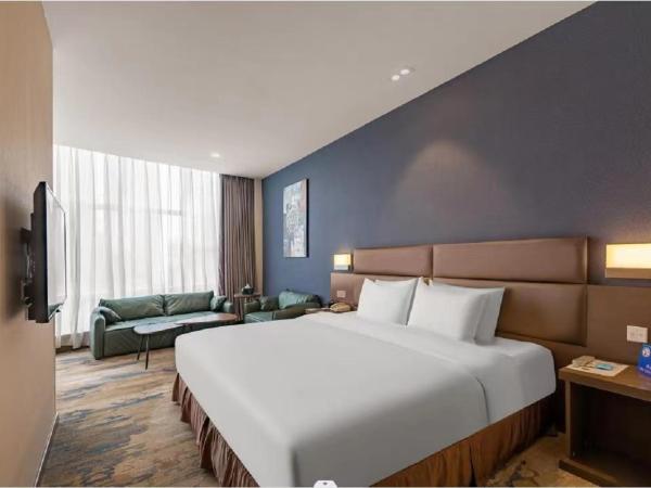 Holiday Inn Express Shenyang North Station, an IHG Hotel : photo 4 de la chambre 1 king suite coin building view