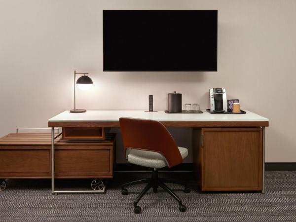 Courtyard by Marriott Toronto Mississauga/Meadowvale : photo 4 de la chambre chambre lit king-size avec canapé-lit