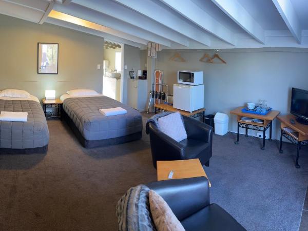 Manuka Crescent Motel : photo 5 de la chambre chambre lits jumeaux avec salle de bains