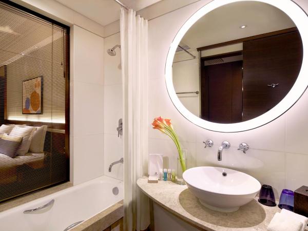 Nina Hotel Island South : photo 4 de la chambre suite lit king-size - vue sur ville
