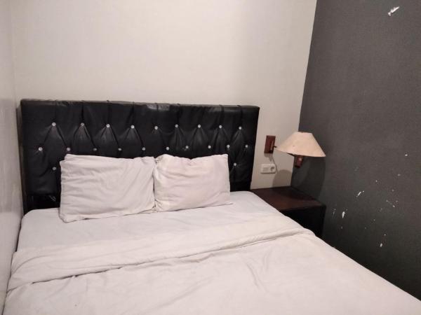 Gangnam Style Residence Mitra RedDoorz near MERR Surabaya : photo 5 de la chambre chambre double standard