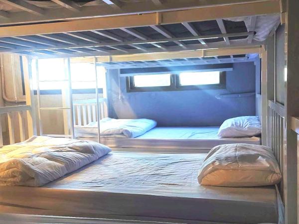 OYO 75465 Lucky Hostel - Huai Khwang : photo 2 de la chambre lit superposé dans dortoir mixte