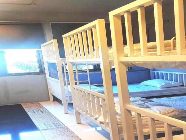 OYO 75465 Lucky Hostel - Huai Khwang : photo 3 de la chambre lit dans dortoir mixte de 6 lits