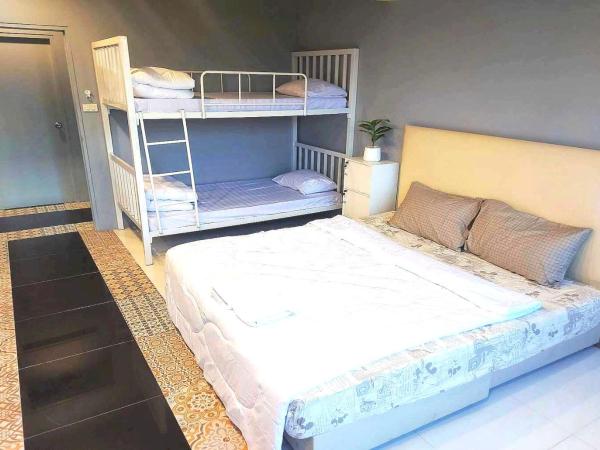 OYO 75465 Lucky Hostel - Huai Khwang : photo 3 de la chambre chambre familiale avec salle de bains commune
