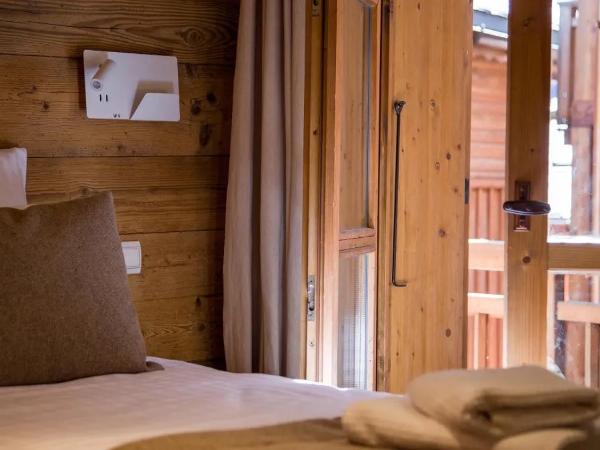 Chalet K120 - Village du Praz - Courchevel : photo 2 de la chambre chambre double ou lits jumeaux avec balcon