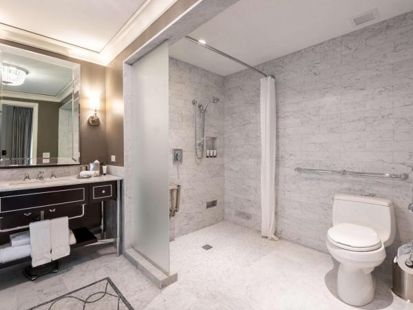 Waldorf Astoria Chicago : photo 3 de la chambre junior suite with fireplace and roll-in shower - mobility access