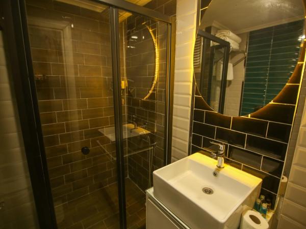 ÇEVİK PALACE HOTEL : photo 9 de la chambre chambre triple standard