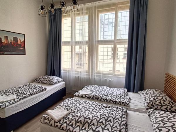 A Plus Hostel - Centrum : photo 2 de la chambre chambre triple avec salle de bains commune