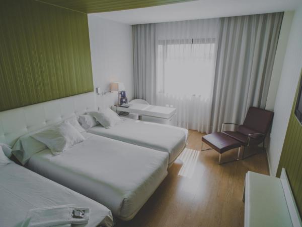 Occidental Castellana Norte : photo 2 de la chambre chambre double ou lits jumeaux avec lit d'appoint (3 adultes)