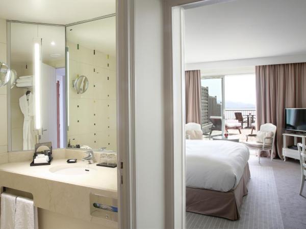 Sofitel Golfe d'Ajaccio Thalassa Sea & Spa : photo 9 de la chambre chambre lit king-size de luxe avec solarium privé - vue sur mer 