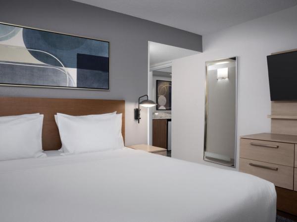 Courtyard by Marriott Orlando East/UCF Area : photo 1 de la chambre 1 bedroom larger suite, 1 king, corner room, balcony