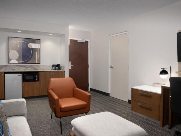 Courtyard by Marriott Orlando East/UCF Area : photo 2 de la chambre 1 bedroom larger suite, 1 king, corner room, balcony