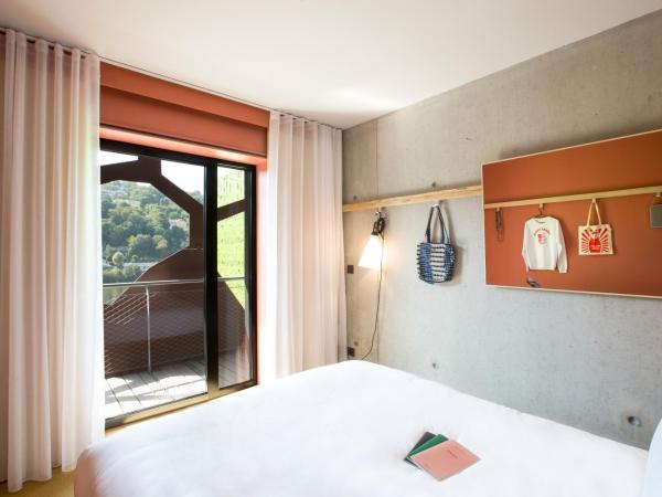 MOB HOTEL Lyon Confluence : photo 2 de la chambre chambre double standard avec terrasse - vue sur rivière 