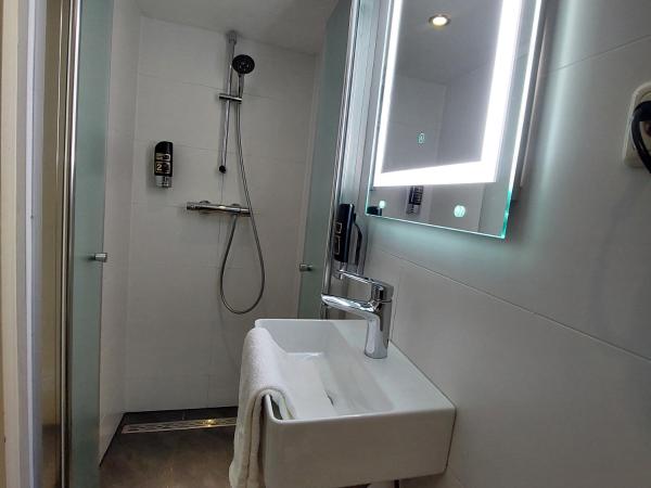 Heart of Amsterdam Hostel : photo 7 de la chambre petite chambre triple mansardée