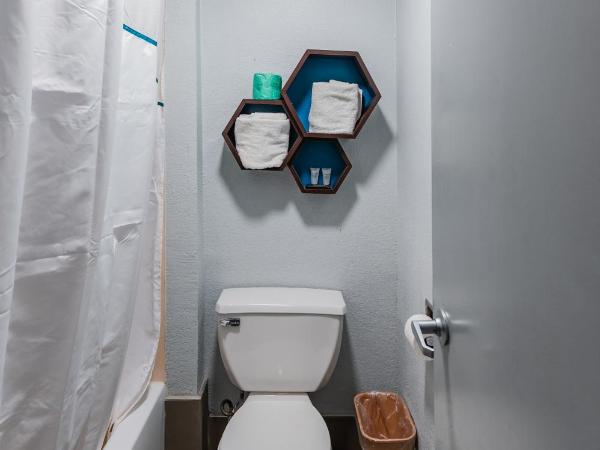 HomeTowne Studios by Red Roof San Antonio - SeaWorld Northwest : photo 3 de la chambre studio lit king-size - non-fumeurs