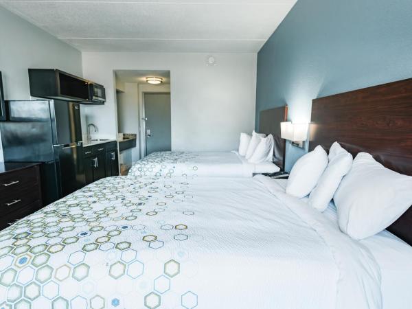 HomeTowne Studios by Red Roof San Antonio - SeaWorld Northwest : photo 2 de la chambre studio avec 2 lits queen-size - non-fumeurs