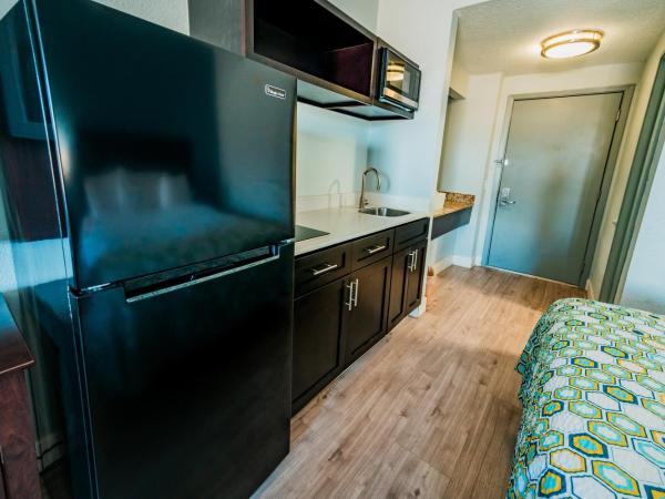 HomeTowne Studios by Red Roof San Antonio - SeaWorld Northwest : photo 2 de la chambre studio lit king-size - non-fumeurs