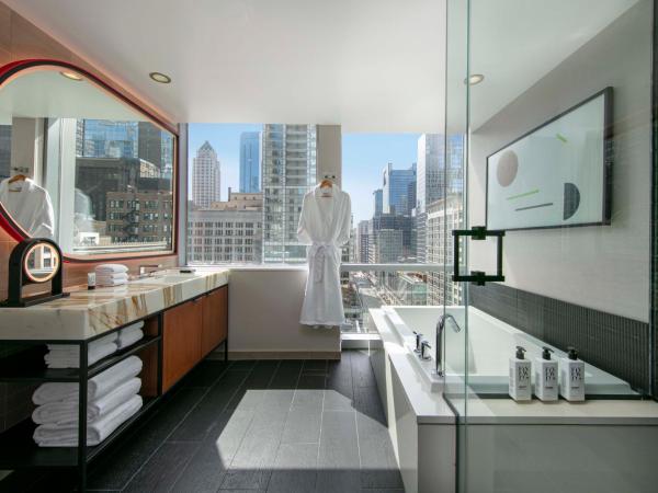 theWit Chicago, a Hilton Hotel : photo 2 de la chambre chambre king avec grande baignoire