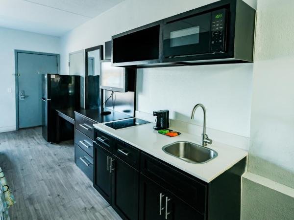 HomeTowne Studios by Red Roof San Antonio - SeaWorld Northwest : photo 1 de la chambre studio lit king-size - non-fumeurs