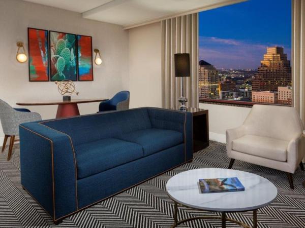 Hilton Austin : photo 3 de la chambre one-bedroom capital king suite with bath tub - mobility accessible