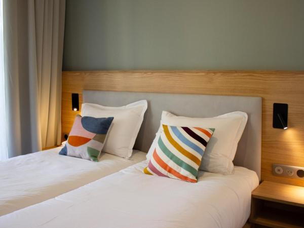 Best Western Plus Le Lavarin : photo 2 de la chambre chambre lit king-size communicante exécutive avec 2 lits simples et patio privé - piscine privée/non-fumeurs