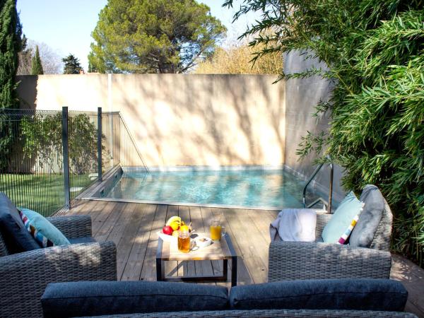 Best Western Plus Le Lavarin : photo 3 de la chambre chambre lit king-size communicante exécutive avec 2 lits simples et patio privé - piscine privée/non-fumeurs