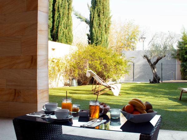 Best Western Plus Le Lavarin : photo 4 de la chambre chambre lit king-size communicante exécutive avec 2 lits simples et patio privé - piscine privée/non-fumeurs