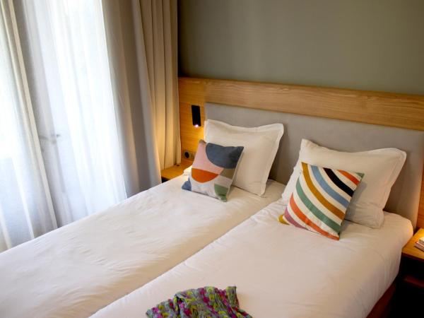 Best Western Plus Le Lavarin : photo 9 de la chambre chambre lit king-size communicante exécutive avec 2 lits simples et patio privé - piscine privée/non-fumeurs