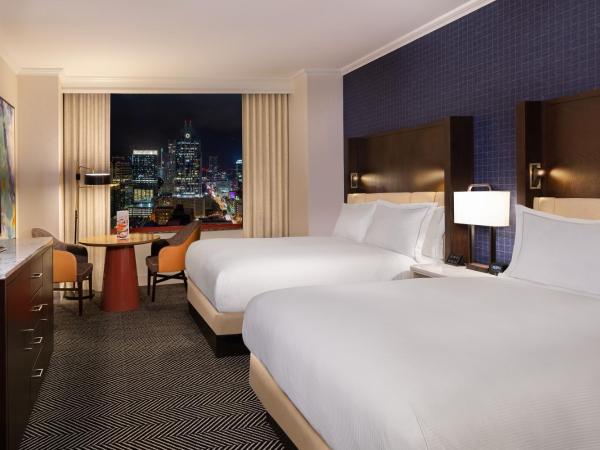 Hilton Austin : photo 1 de la chambre premium queen room with two queen beds - mobility accessible/high floor