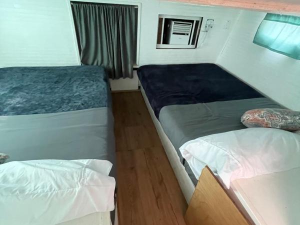 Updated houseboat on the river! : photo 2 de la chambre bungalow 2 chambres
