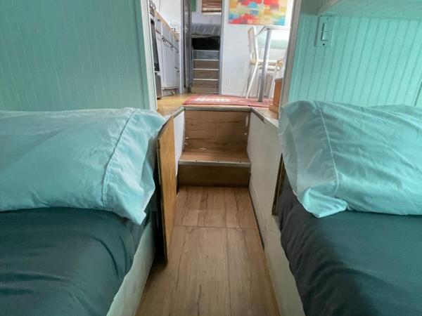 Updated houseboat on the river! : photo 5 de la chambre bungalow 2 chambres