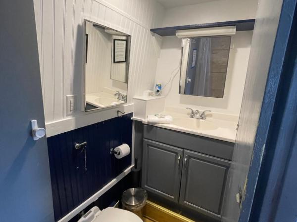 Updated houseboat on the river! : photo 6 de la chambre bungalow 2 chambres