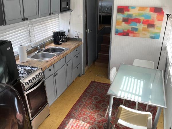 Updated houseboat on the river! : photo 8 de la chambre bungalow 2 chambres