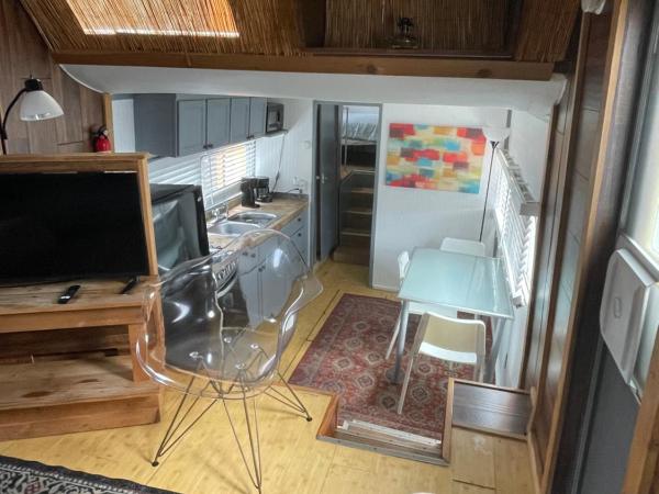 Updated houseboat on the river! : photo 10 de la chambre bungalow 2 chambres