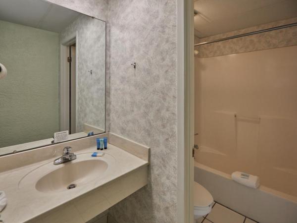 Palmetto Beachfront Hotel, a By The Sea Resort : photo 3 de la chambre 	 northside across street from the beach (no beach view)  2 queen beds kitchen