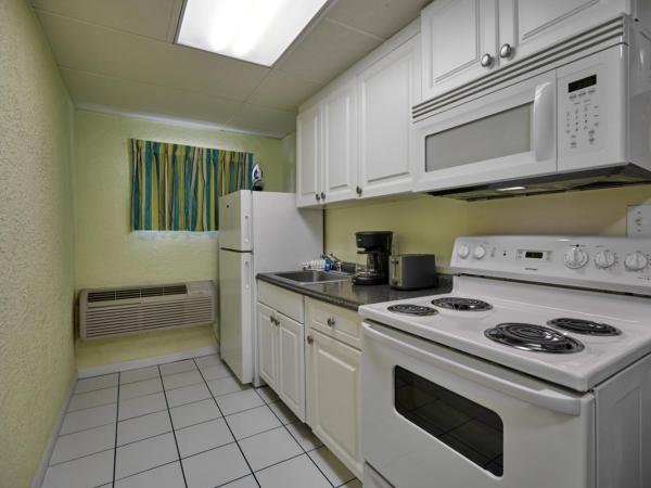 Palmetto Beachfront Hotel, a By The Sea Resort : photo 2 de la chambre 	 northside across street from the beach (no beach view)  2 queen beds kitchen
