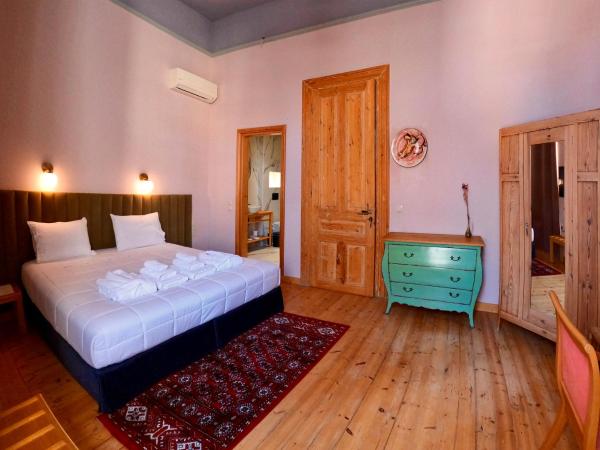 VASILIKON Hotel 1888 the past is present HISTORICAL PRESERVATION MONUMENT : photo 2 de la chambre chambre lit king-size avec balcon
