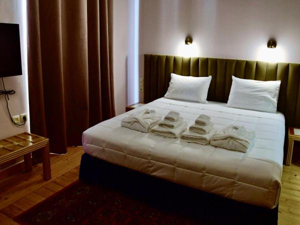 VASILIKON Hotel 1888 the past is present HISTORICAL PRESERVATION MONUMENT : photo 5 de la chambre chambre lit king-size avec balcon
