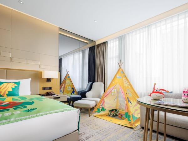 Chengdu Marriott Hotel Financial Centre : photo 8 de la chambre family room with king bed and twin towers view