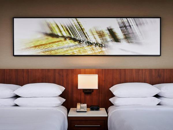 Delta Hotels by Marriott Toronto Mississauga : photo 2 de la chambre chambre de luxe 2 lits queen-size