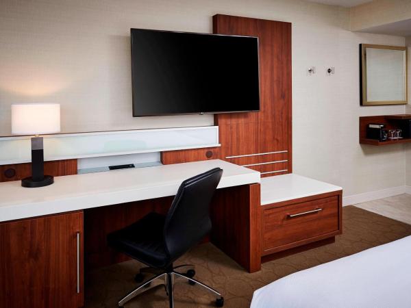 Delta Hotels by Marriott Toronto Mississauga : photo 2 de la chambre hébergement de luxe lit king-size