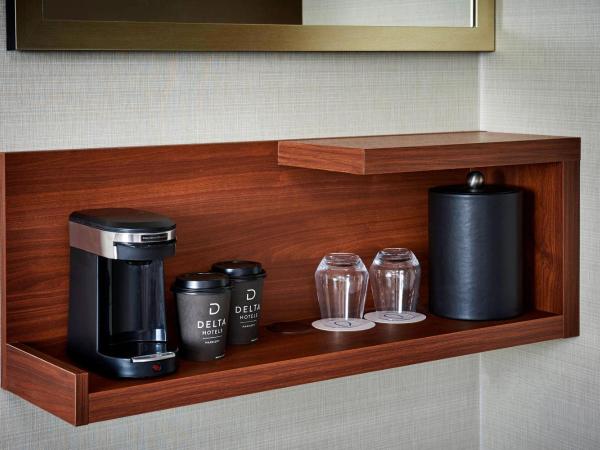 Delta Hotels by Marriott Toronto Mississauga : photo 4 de la chambre hébergement de luxe lit king-size